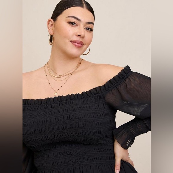 940. 6X - TORRID - Black Crinkle Chiffon Smocked Waist Off-Shoulder Crop Top NEW - Picture 4 of 4